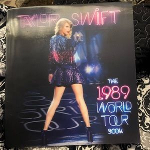 Taylor Swift 1989 tour book
